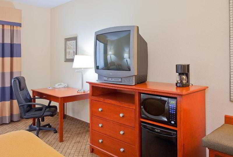 Holiday Inn Express & Suites Pensacola West I-10, An Ihg Hotel Room photo