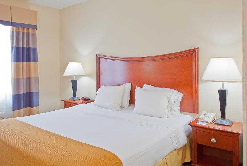 Holiday Inn Express & Suites Pensacola West I-10, An Ihg Hotel Room photo